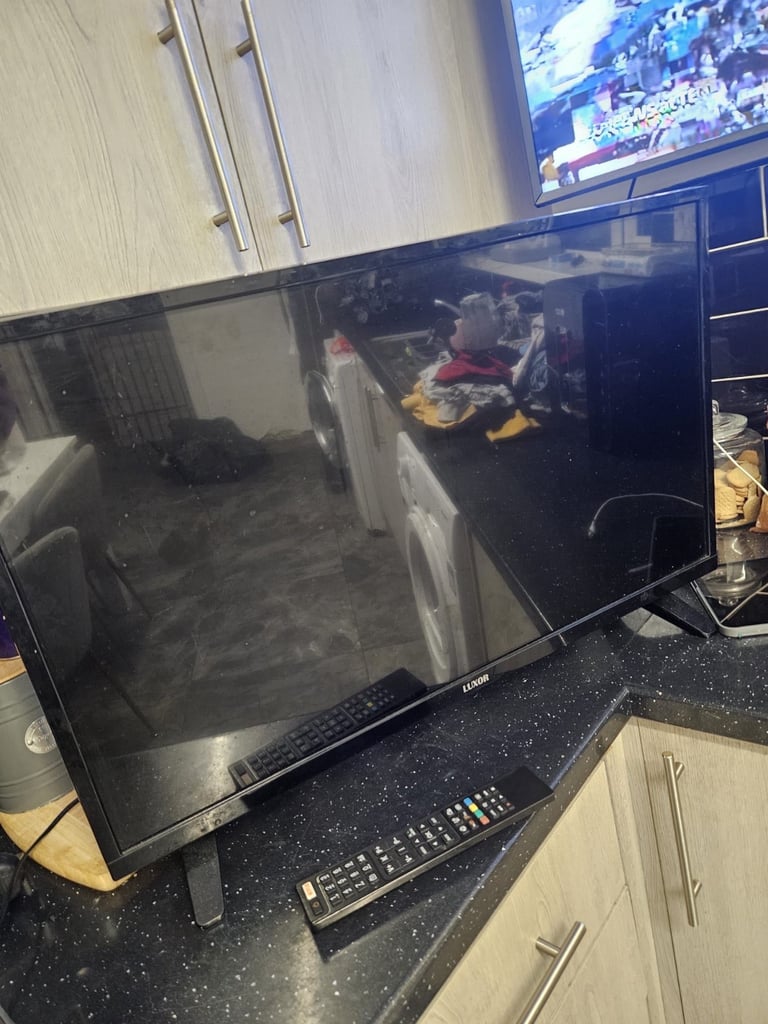 32 inch smart tv with remote and stand 