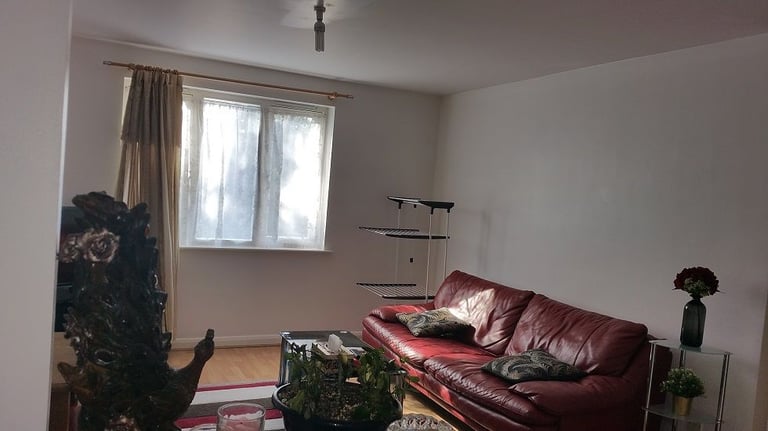 West London Acton, W3 two bedroom, 2nd floor flat in a purpose built gated court