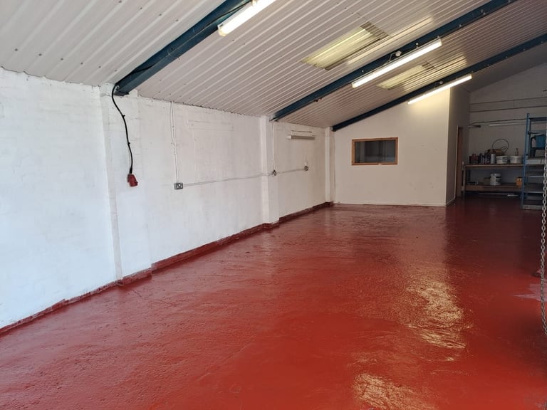 Suitable for light storage/distribution/logistics. 761 sq ft unit to in Dudley 