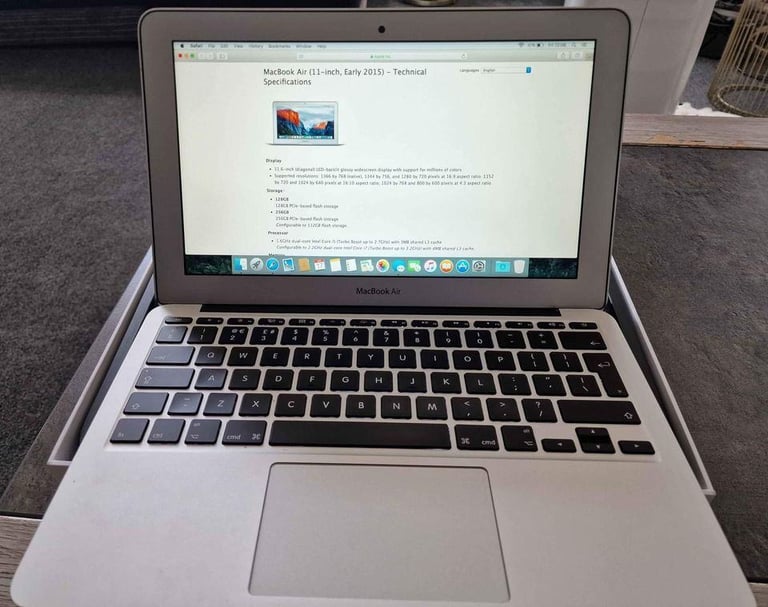 Macbook Air 2015. Complete in Box - Intel Core i5