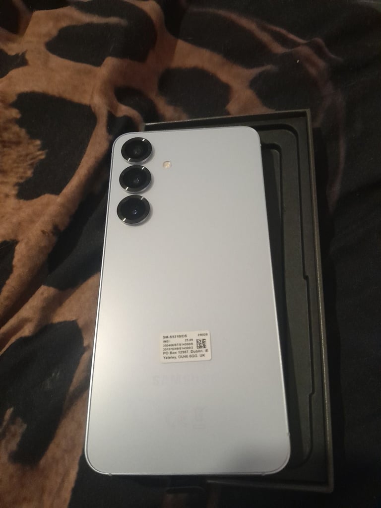 image for *samsung s25 250gb brand new £450 no offers*
