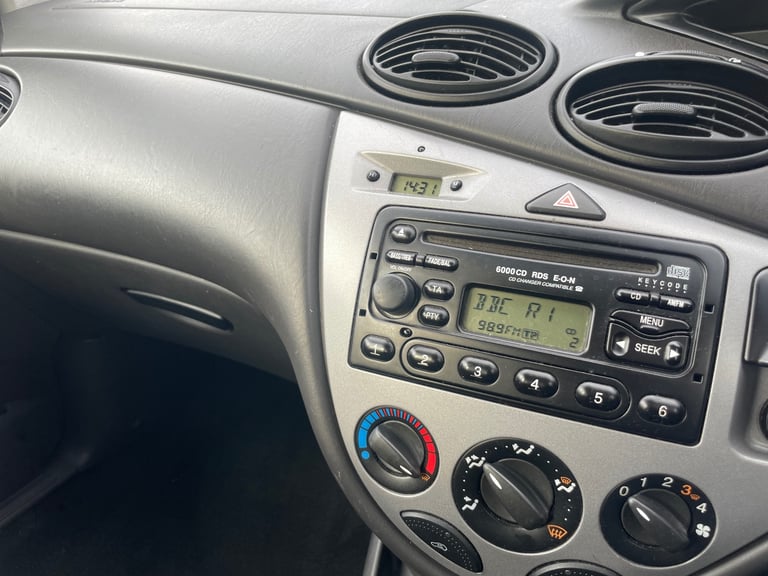 FORD FOCUS 1.6 ZETEC AUTOMATIC 04 REG BLUE 5 DOOR 11 MONTHS MOT LOW INSURANCE 36+MPG