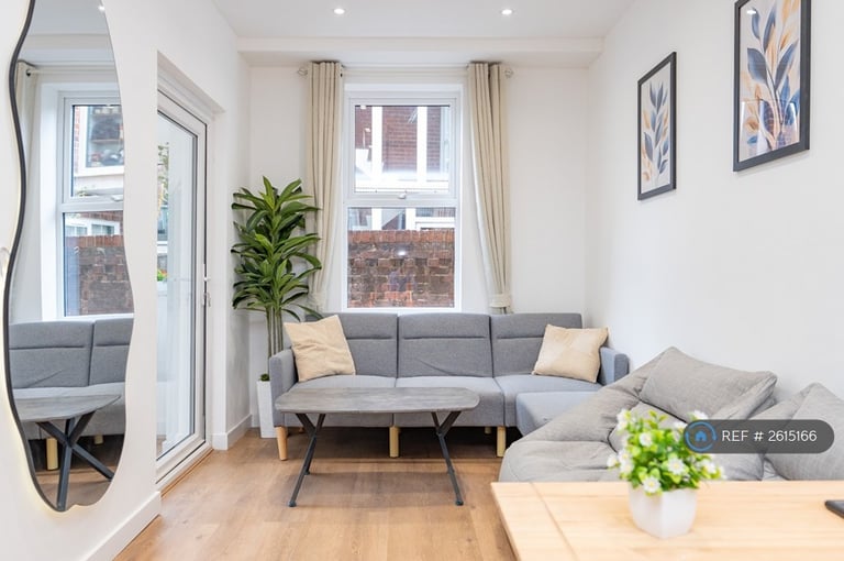 3 bedroom flat in London Road, Portsmouth, PO2 (3 bed) (#2615166)
