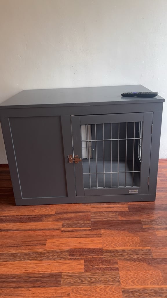 Small/medium dog crate 