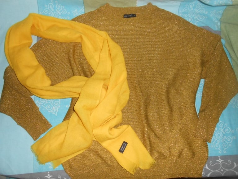 womans gold knit jumper (with free yellow 100% wool scarf) size 20