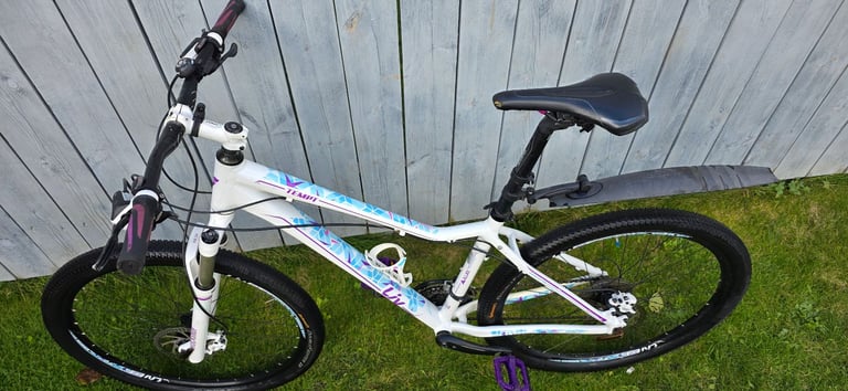 Giant Liv women’s performance bikes medium size 27.5 wheels hydraulic brakes everything works perfec
