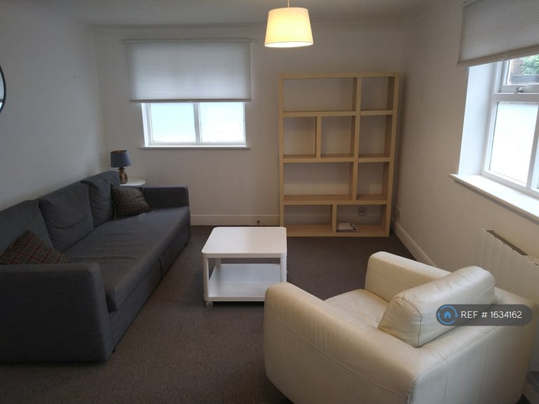1 bedroom flat in Treaty Street, London, N1 (1 bed) (#1634162)