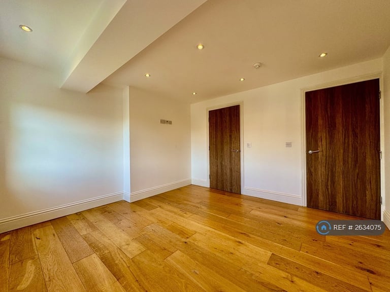 3 bedroom flat in Castle Hill Avenue, Folkestone, CT20 (3 bed) (#2634075)