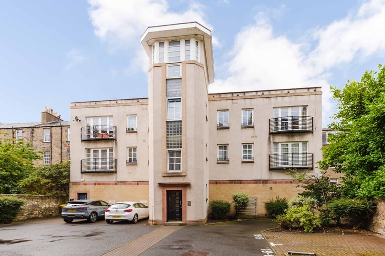 Stunning, 3 bedroom, HMO flat near Causewayside – with private parking – available NOW
