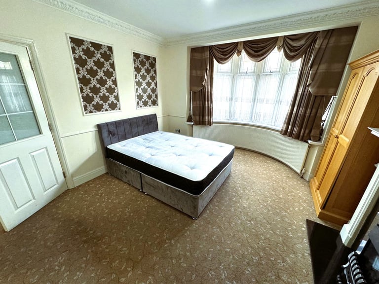 6/7 BED HOUSE ILFORD £3500 PCM