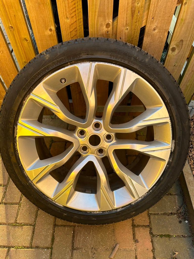 Landrover Range Rover sport 22” alloy and tyre