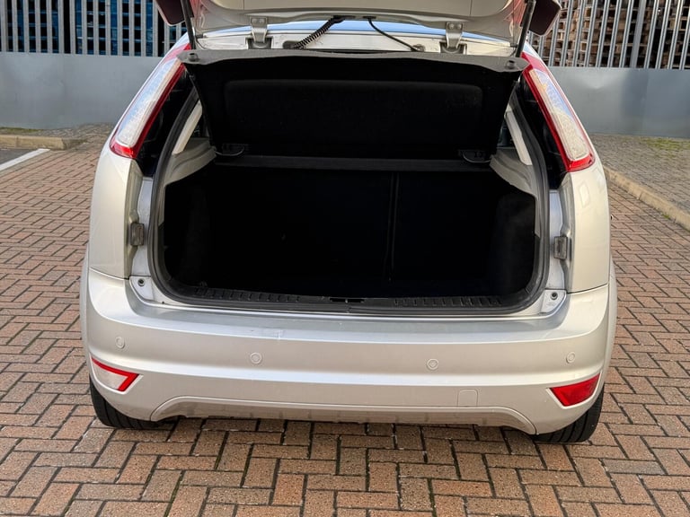 2010 Ford Focus 1.6 Titanium 5dr Auto HATCHBACK PETROL Automatic