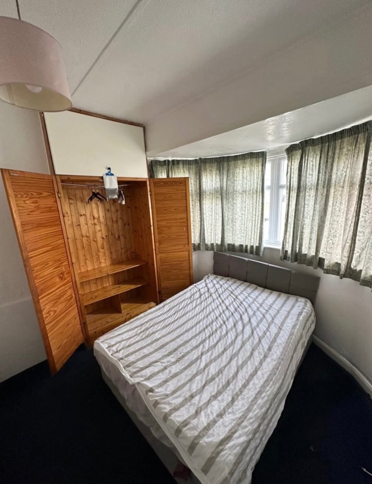 Large double bedroom opposite Ealing hospital 