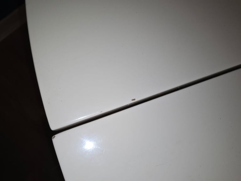 Extending gloss dining table 