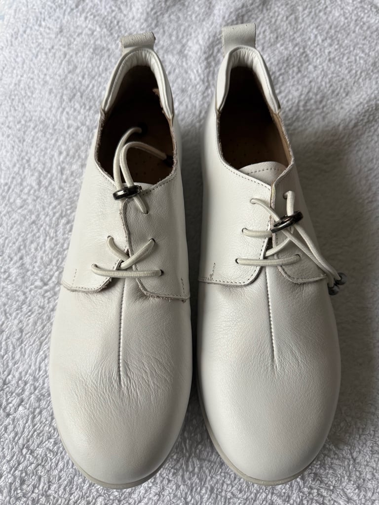 ADESSO WOMEN'S WHITE TRAINERS, SARAH WHITE SHOES. LEATHER SIZE 41/7-8.  NEW WITH BOX.