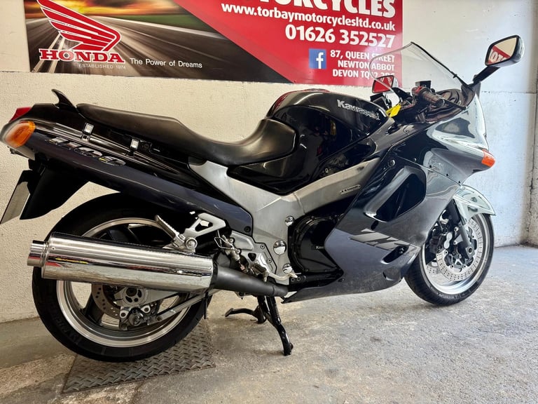 KAWASAKI ZZR1100-D6 SPORTS TOURER 1998 S REG 21877 MILES A STUNNING BIKE