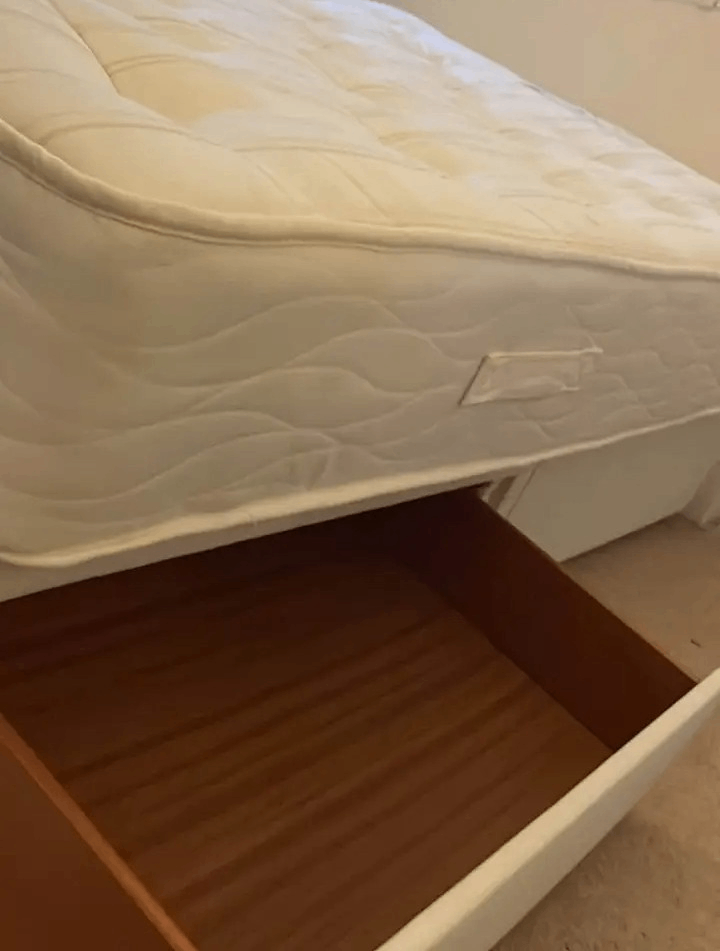 Lovely double bed bed with draws and clean good quality thick mattress+good condition+DELIVERY 