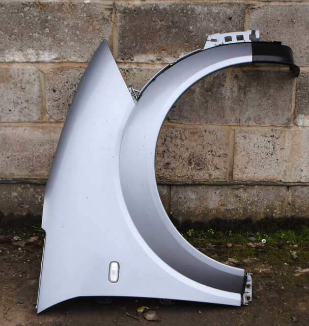 2005 AUDI A2 DRIVER SIDE FRONT WING