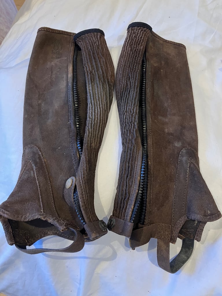 Elasticated half chaps & leather Riding crop