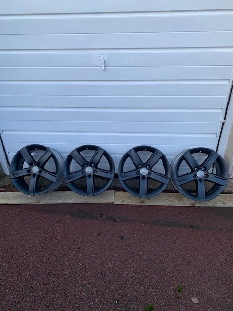 image for Set of 4 Audi 17" wheels ready for winter tyres