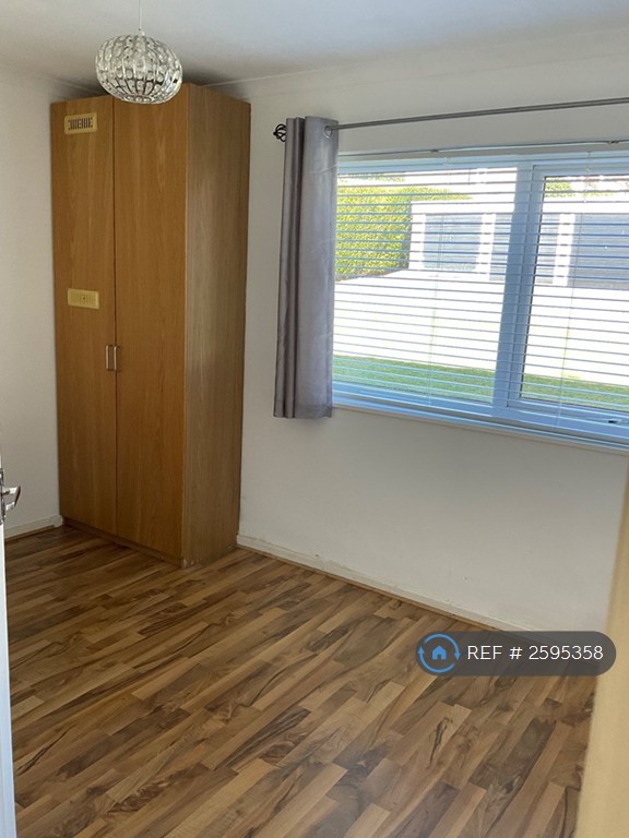 2 bedroom flat in Lane End Croft, Leeds, LS17 (2 bed) (#2595358)