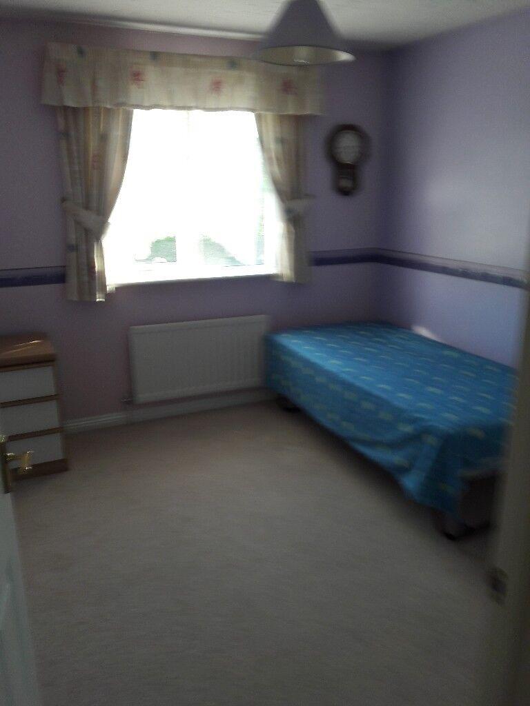 Room to let : in a very nice detach house & good location with good access to all major amenities 