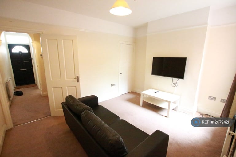 4 bedroom house in Grange Avenue, Reading, RG6 (4 bed) (#2679421)