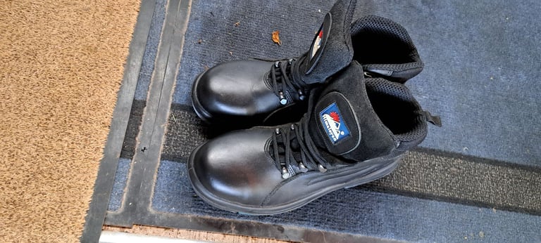 image for Steel cap boots