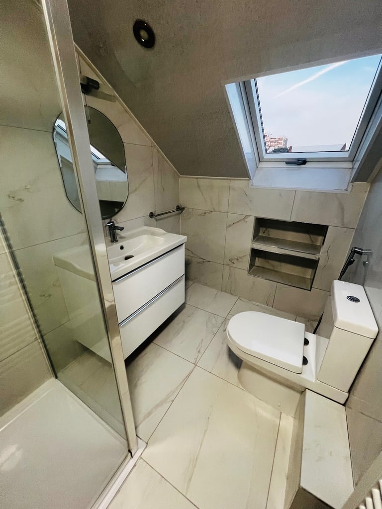 DOUBLE ROOM TO LET AT LEYTON  E10 6AU AREA FOR FEMALES ONLY. 