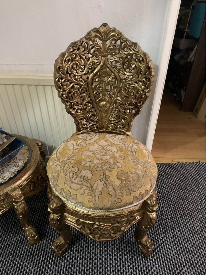 Traditional table and chairs set