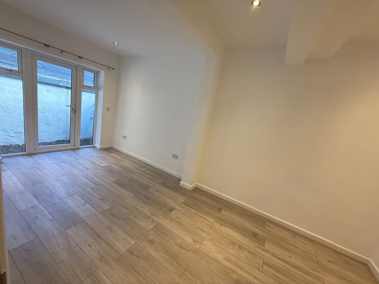 Stunning New Development of 2 properties. 8 flats in Total. 5 mins walk to Croydon Train Station 