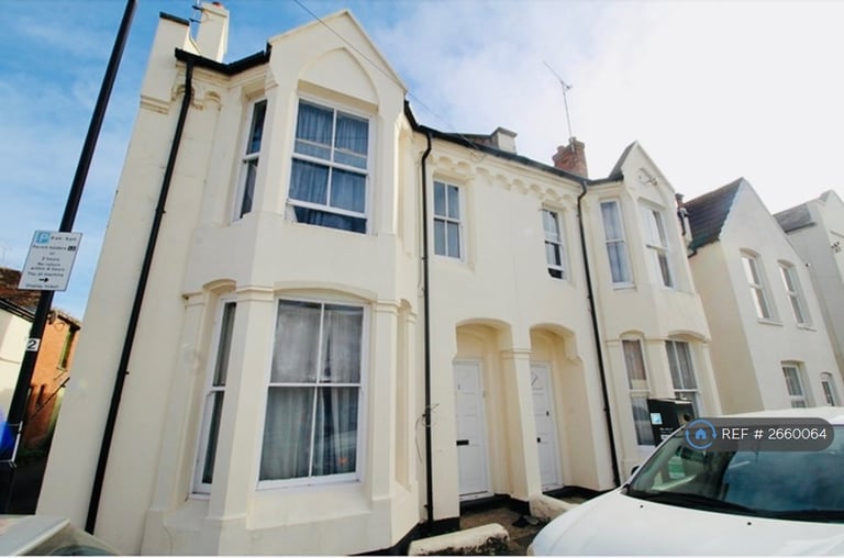 image for 6 bedroom house in Oxford Street, Leamington Spa, CV32 (6 bed) (#2660064)