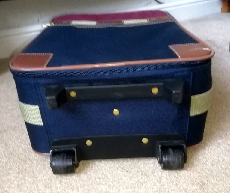 Small Tow ALong Wheeled Suitcase Cabin Luggage 55 x35 x 19 cm