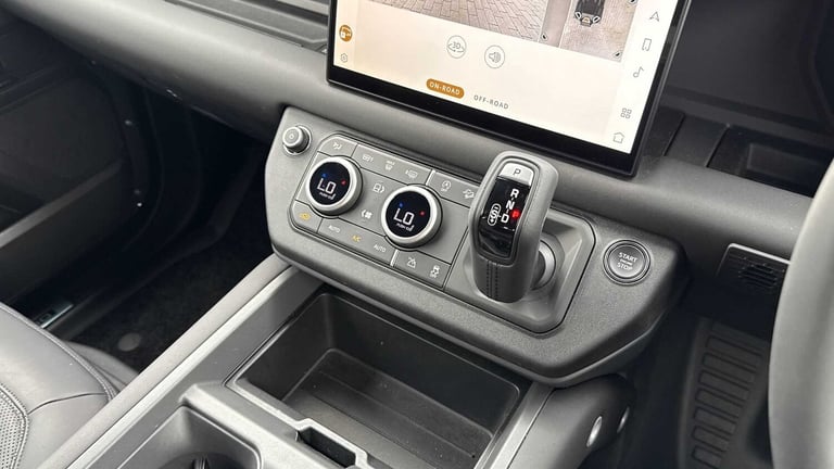 2025 Land Rover Defender 3.0 D250 X-Dynamic SE 90 3dr Auto ESTATE DIESEL Automatic