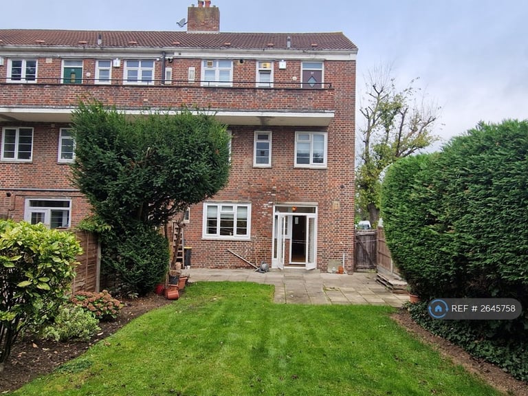 3 bedroom flat in Melford Court, London, SE22 (3 bed) (#2645758)