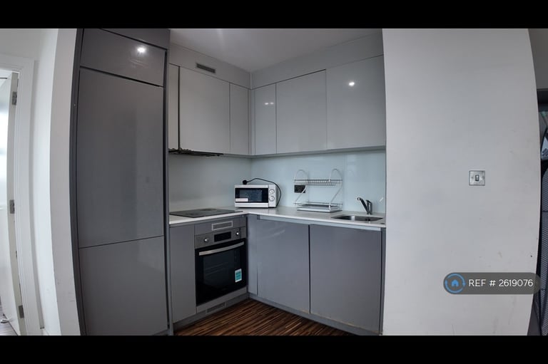 3 bedroom flat in West Point, Manchester, M16 (3 bed) (#2619076)