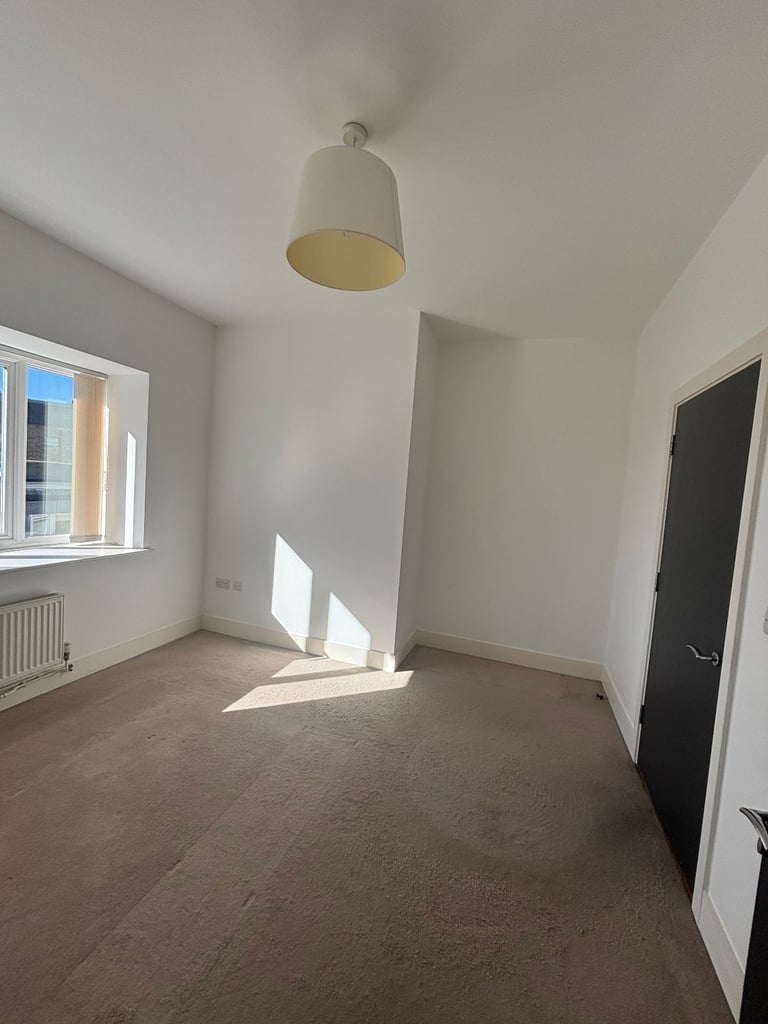 Beautiful Large 2 Bed / 2 Bath Flat with Balcony – Available Immediately!