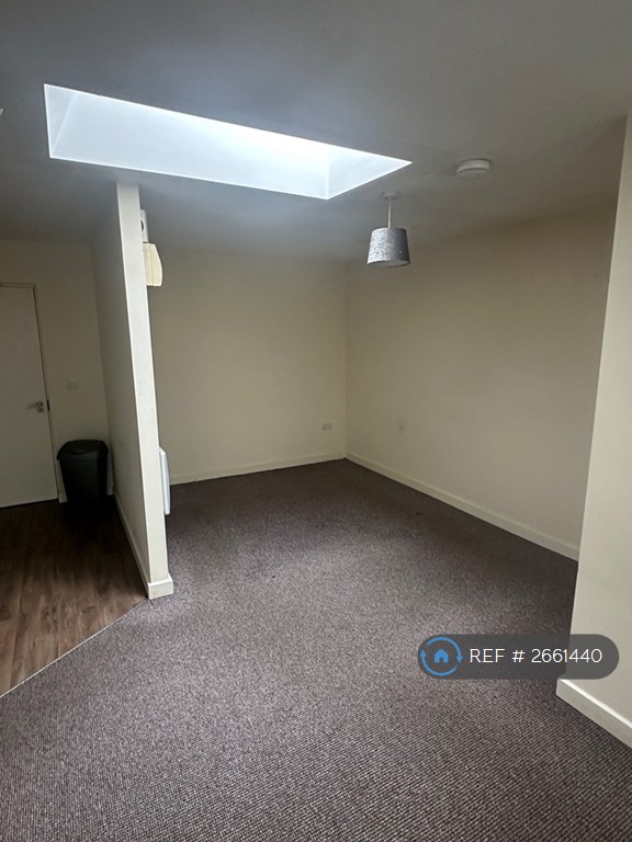 1 bedroom flat in Market Place, Sutton-In-Ashfield, NG17 (1 bed) (#2661440)