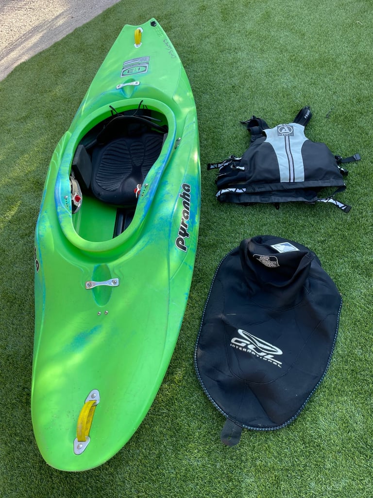 Pyranha i:3 kayak 222 with Robson Green carbon fibre Paddle and life jacket 