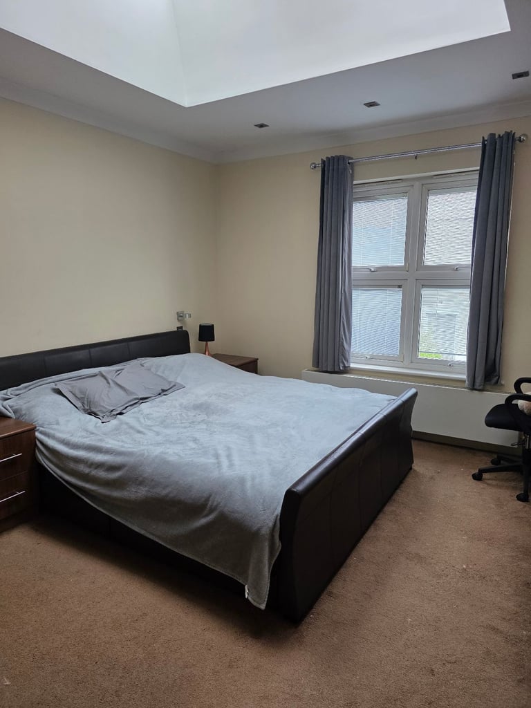ENSUITE DOUBLE ROOM- LONG OR SHORT LET