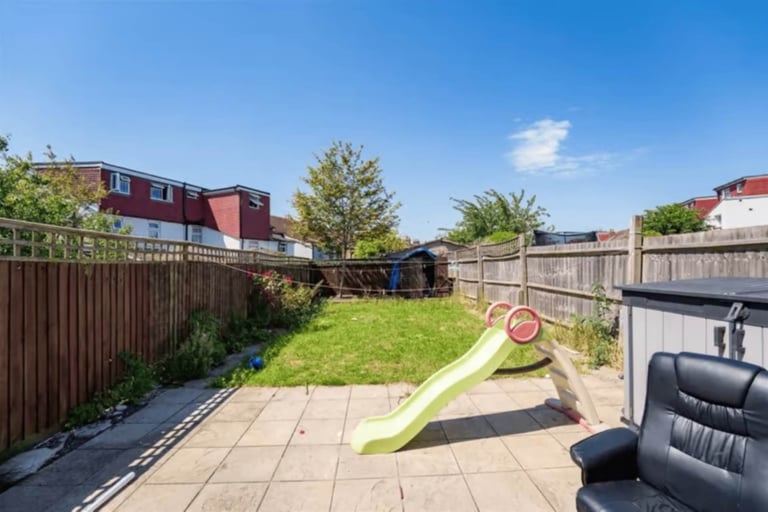 3 bedroom flat in Salisbury Road, Southall