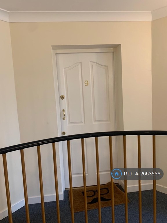 2 bedroom flat in Pineridge Gardens, Reading, RG30 (2 bed) (#2663556)