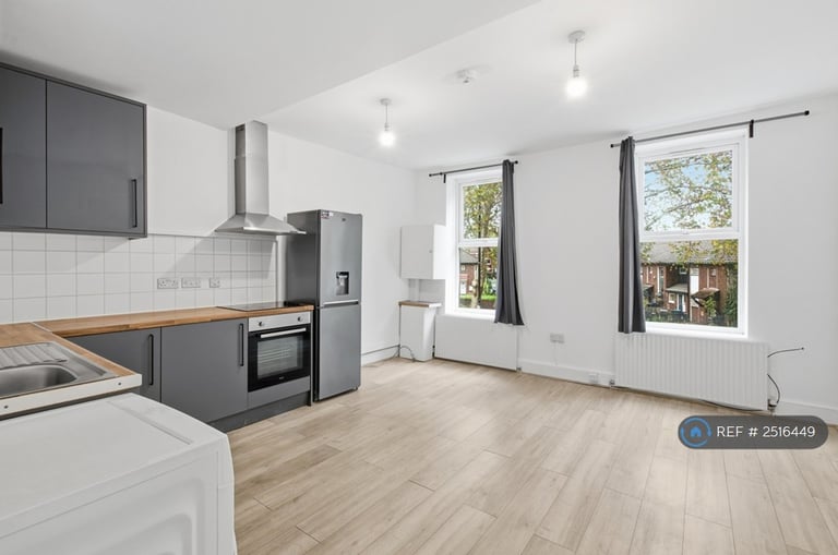 4 bedroom flat in Seven Sisters Road, London, N15 (4 bed) (#2516449)