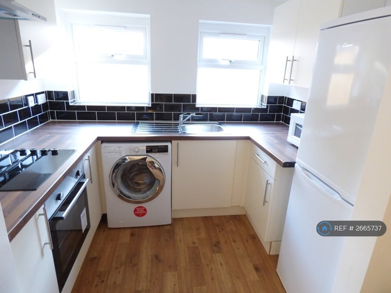 3 bedroom flat in Hsu Students Southbourne, Bournemouth, BH5 (3 bed) (#2665737)