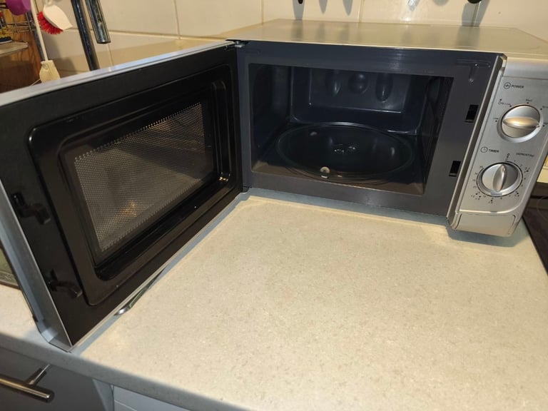 Microwave SAINSBURY 700 W