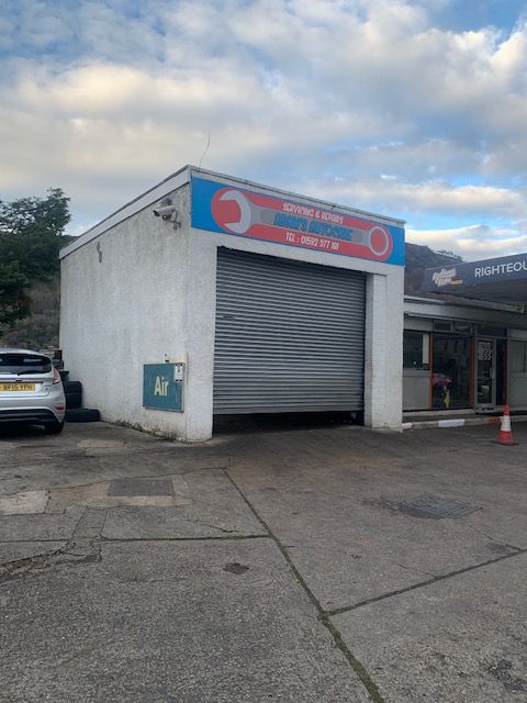Workshop Service Bay Fully Equipped On Busy Main Road Burntisland