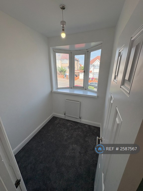 5 bedroom house in Wakemans Hill Avenue, London, NW9 (5 bed) (#2587567)