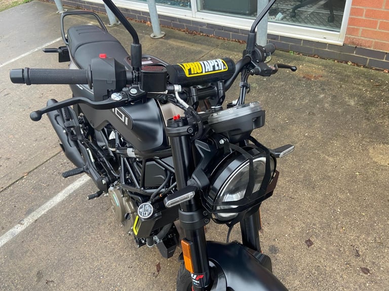 74 REG HUSQVARNA SVARTPILEN 401. ONLY 565 MILES, NOT EX DEMO!