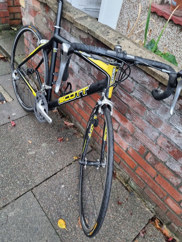 Scott speedster s10 road bike. Full ultegra groupset,  30 gears. R550 shimano wheels. Frame cracked.