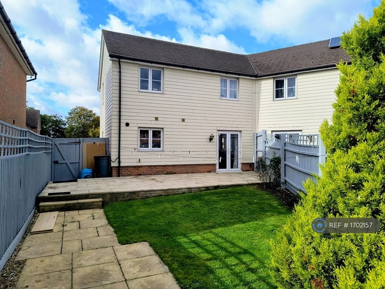 3 bedroom house in Oldmead Close, Harold Hill, Romford, RM3 (3 bed) (#1702157)